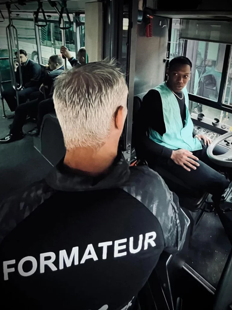 Luc Farrando, formation dans un Bus